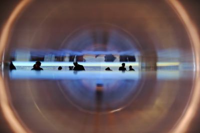 Frankfurt am Main, Hessen, Hesse, Deutschland, Germany. 18.10.2016 Menschen laufen umher im Eherengast Pavillon der gastlaender Flandern und Niederlande Flandern und Niederlande sind die Ehrengaeste der Frankfurter Buchmesse 2016. Flanders and Netherlands are the Guest of Honour 2016 at the Frankfurt Book Fair