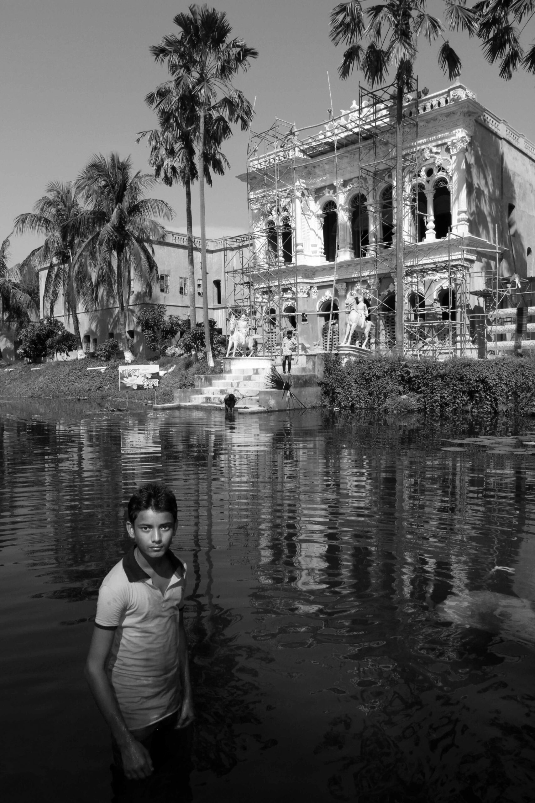 Dhaka: Tee trin­ken im Licht von Petrollämpchen