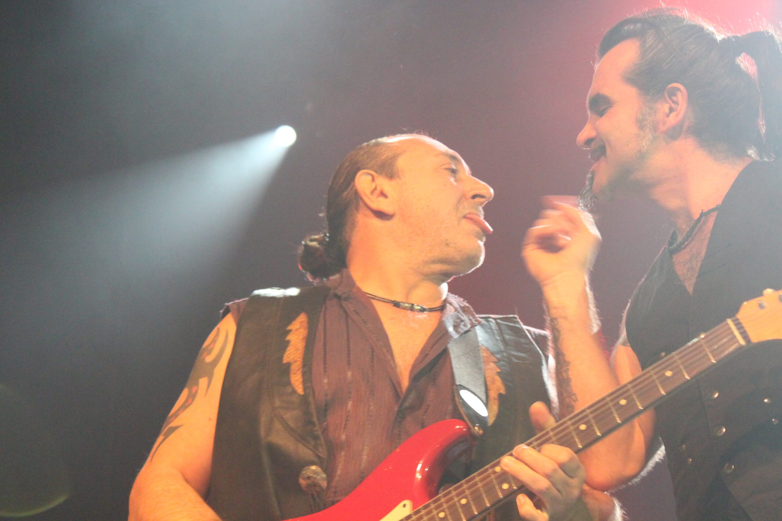 Zwei Teufelskerle wie­der  unter der Haube