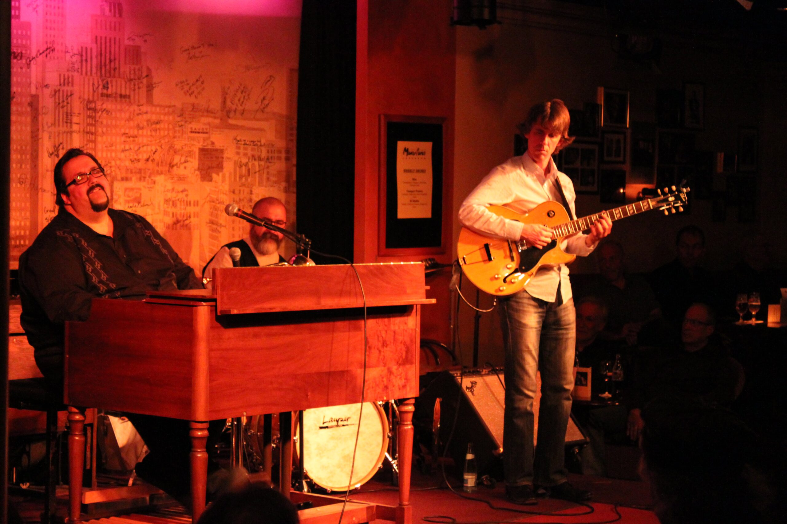 Metrisch geglie­der­te Rhythmen  und Melodien