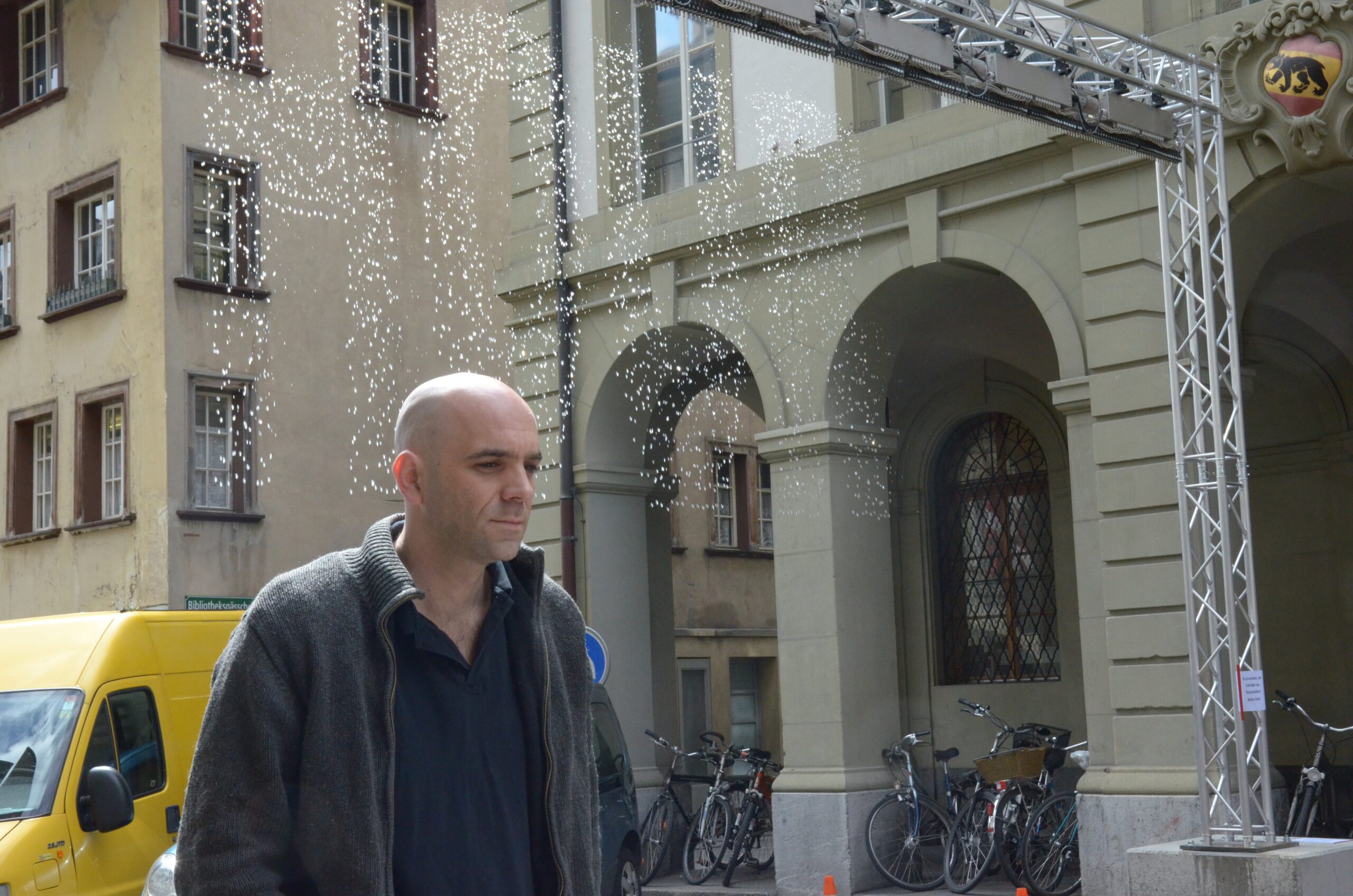 Wir ste­hen alle in die­sem Regen