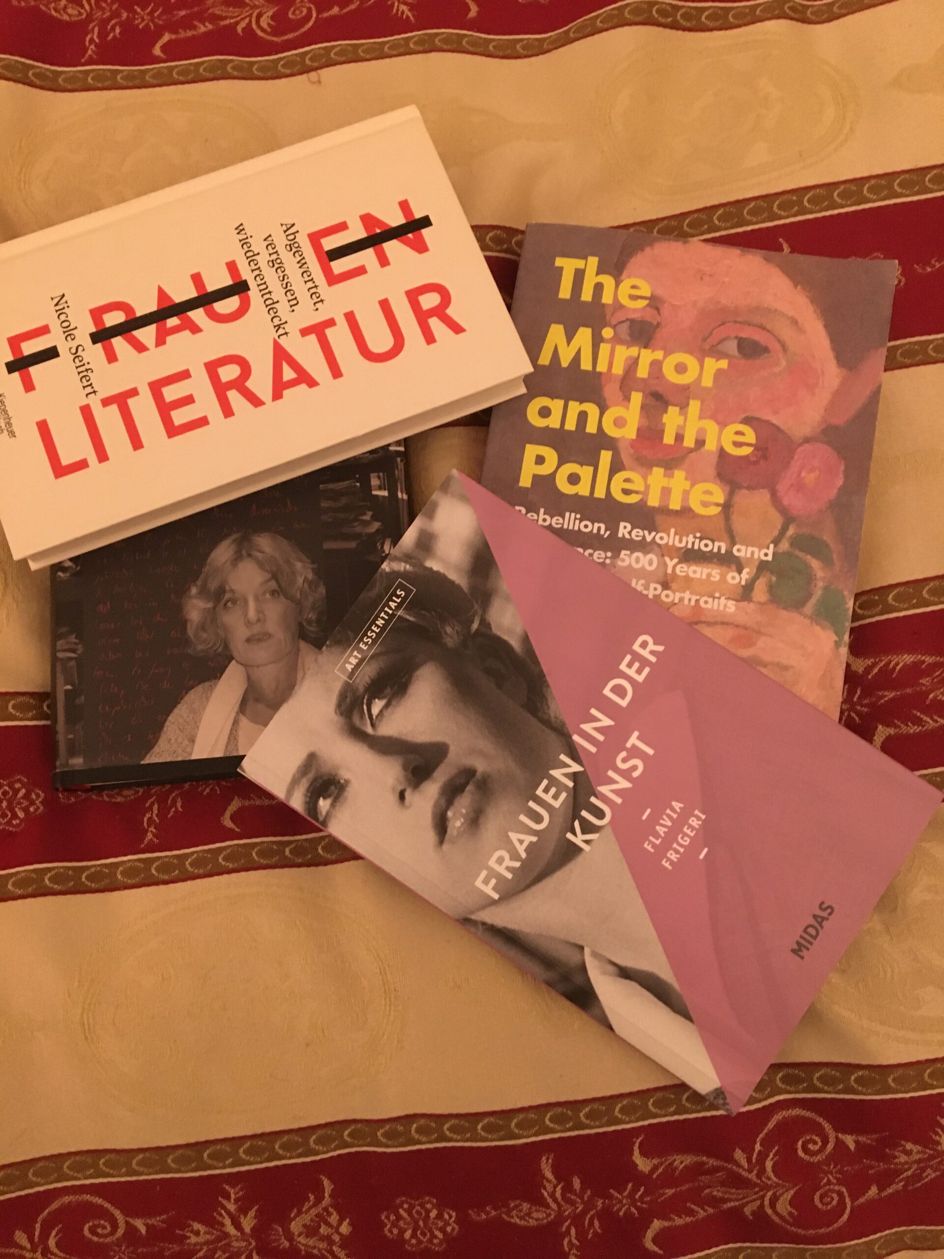 Bücher zu weib­li­chen Selfies, Autofiktionen von Frauen und «Geschlecht» als Biografie