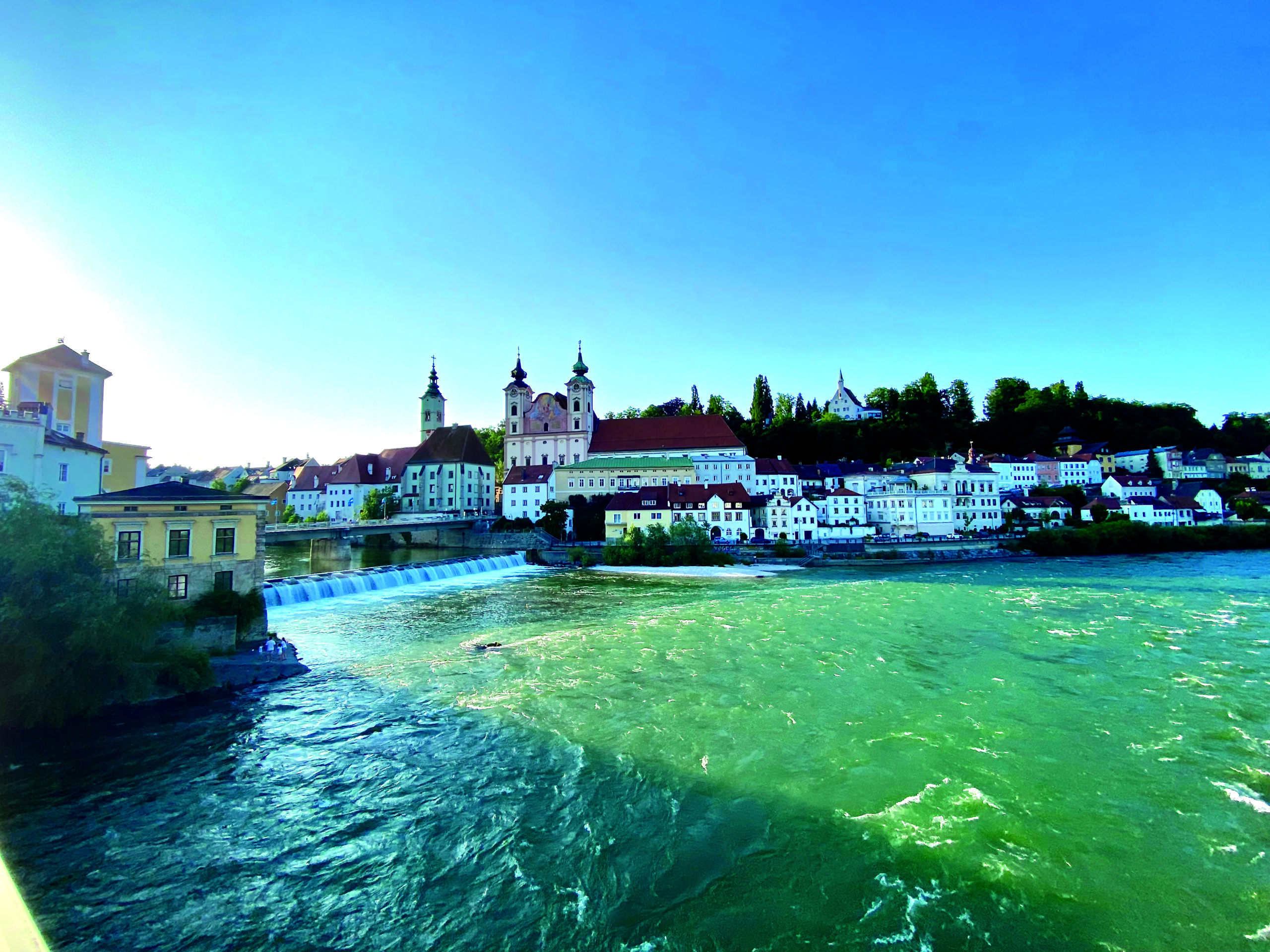 Bild: Blick auf den Stadtteil Steyrdorf am Zusammenfluss von Steyr und Enns mit der Michaelerkirche im Zentrum. Foto: I. Schindler